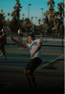 Pemain padel bersiap memukul forehand di lapangan outdoor